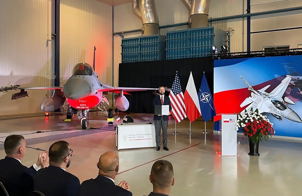 Deputy Prime Minister and Minister of National Defence Władysław Kosiniak-Kamysz signs the LOA to modernize Poland’s F-16 fleet to the advanced Viper configuration. (Photo courtesy of the Ministry of National Defence of the Republic of Poland)