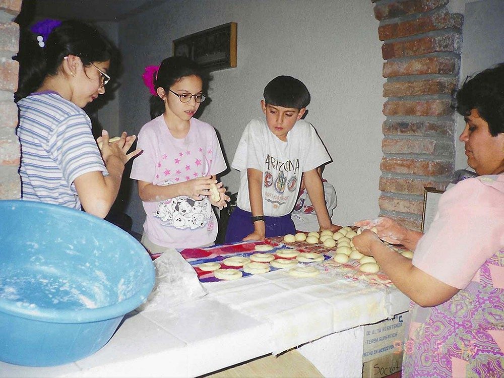 Daniela and her family cooking in Mexico.