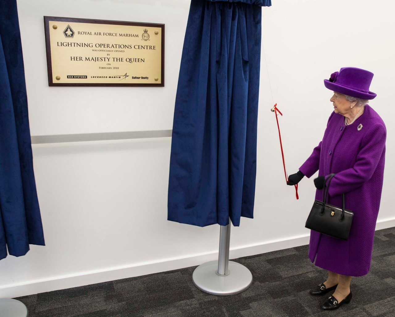 Her Majesty The Queen unveils a plaque at the Lightning Operations Centre at RAF Marham (Pic: Crown Copyright)